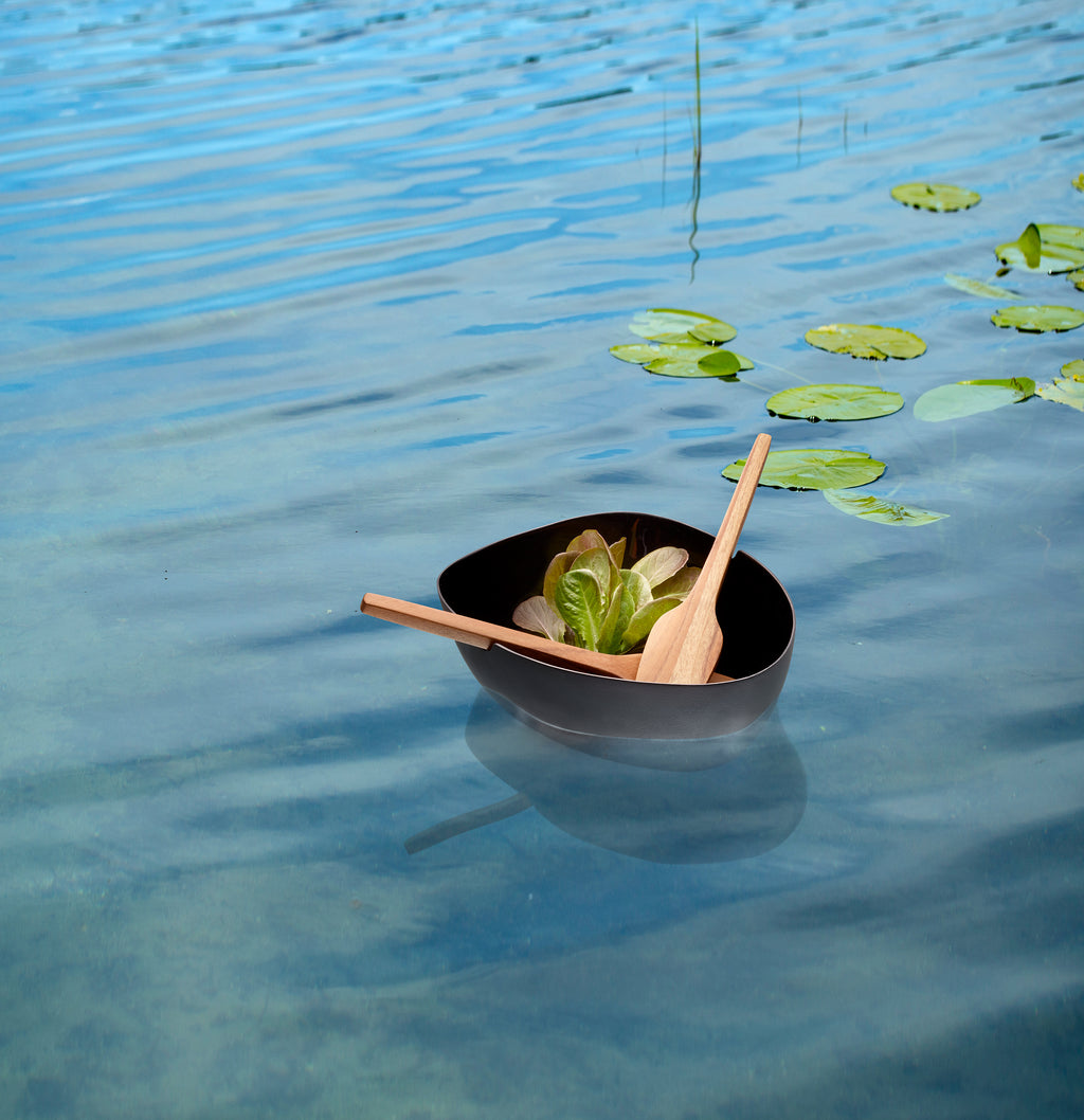 Kleine bootsförmige Servierschale mit Salatbesteck aus Holz – Boat von Philippi Design