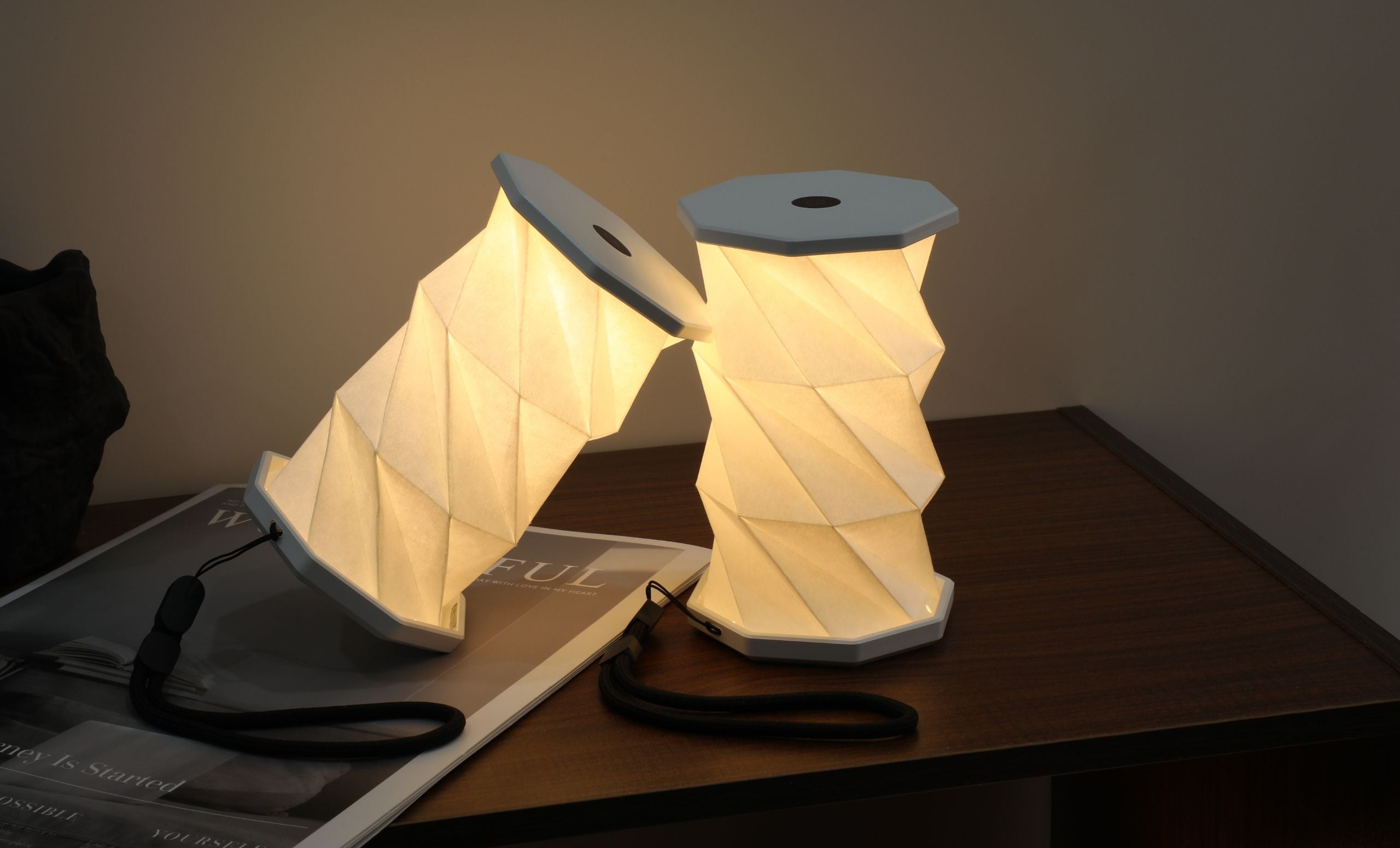 Mini Hexagon Twist Lamp – Elegant LED Design in Solid Wood