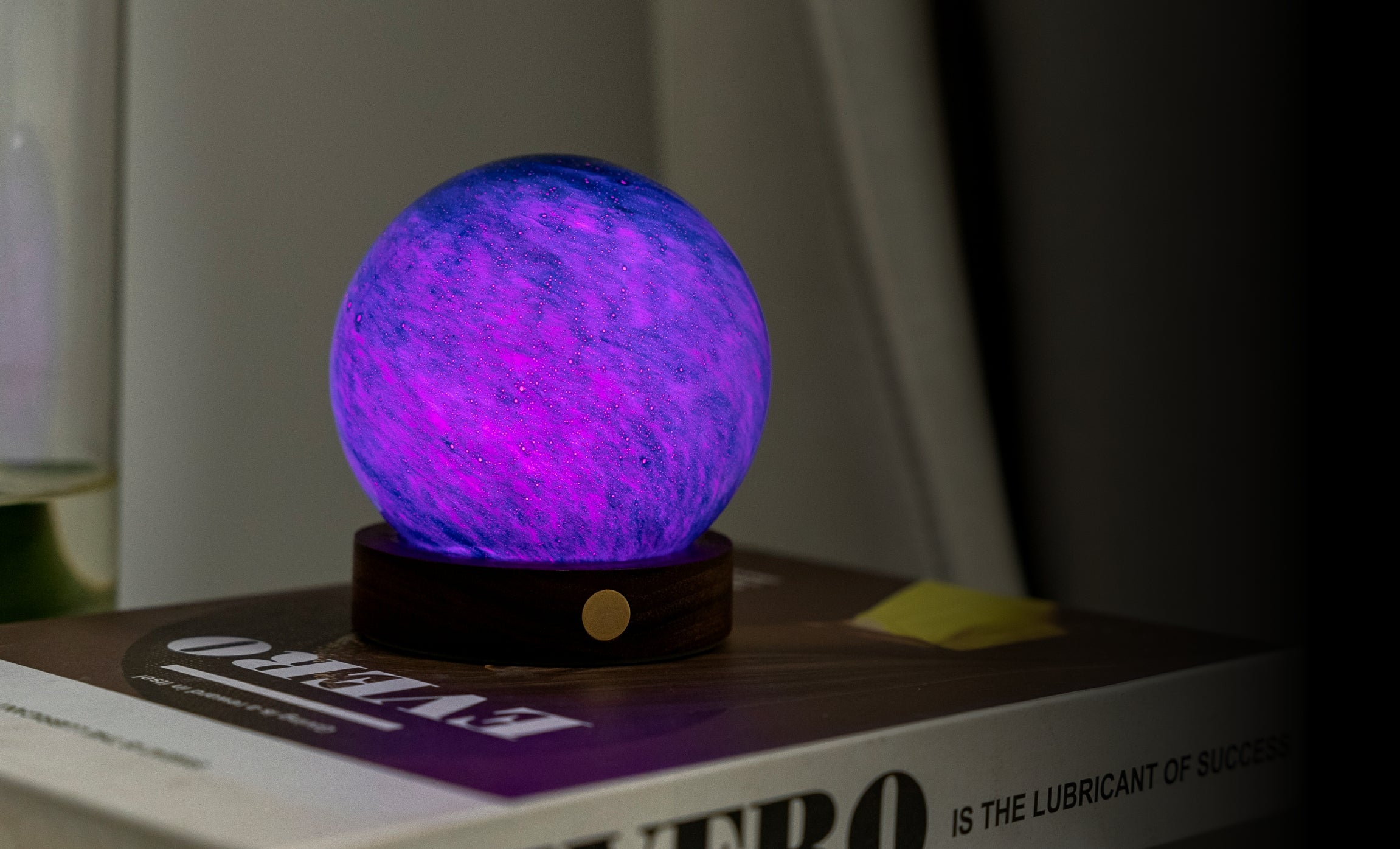 Gingko Design AstraGlass Light – LED bordlampe i håndmalet glas
