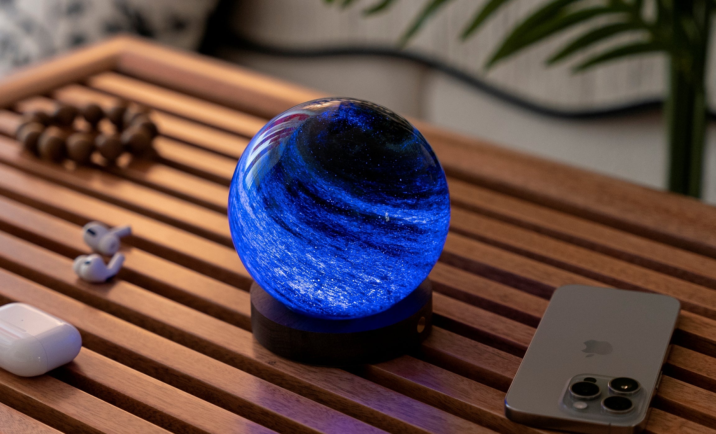 Gingko Design AstraGlass Light – LED bordlampe i håndmalet glas