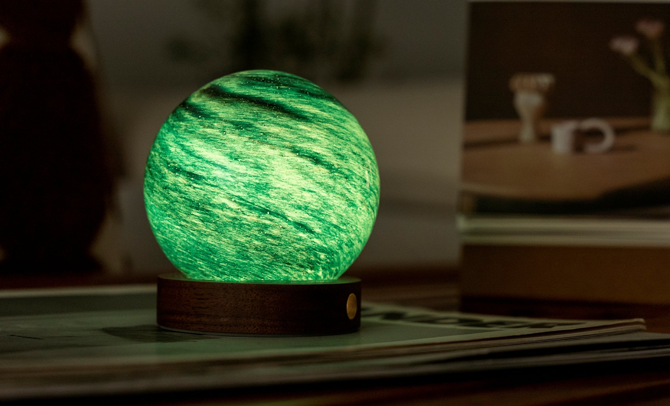 Gingko Design AstraGlass Light – LED bordlampe i håndmalet glas
