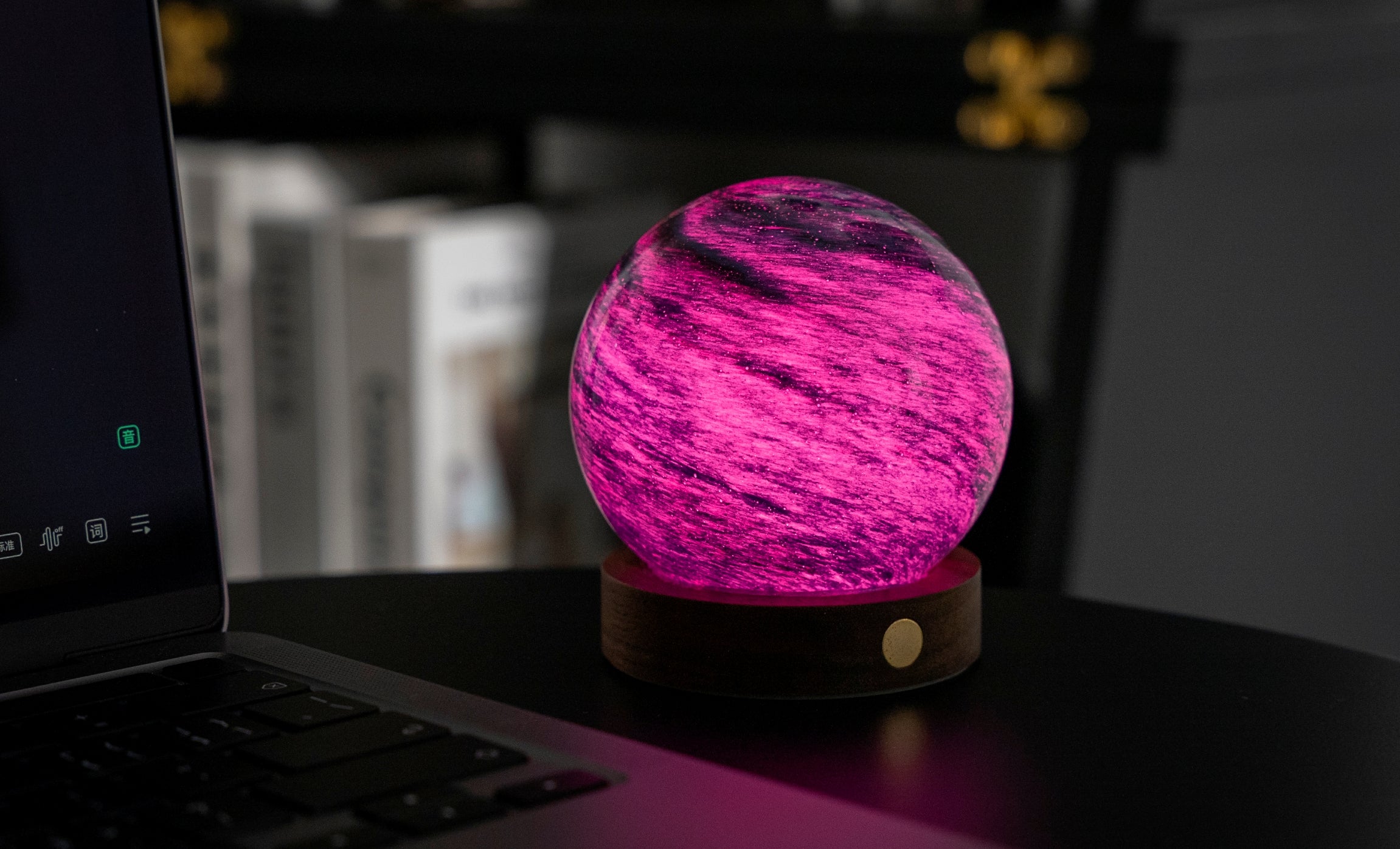 Gingko Design AstraGlass Light – LED bordlampe i håndmalet glas