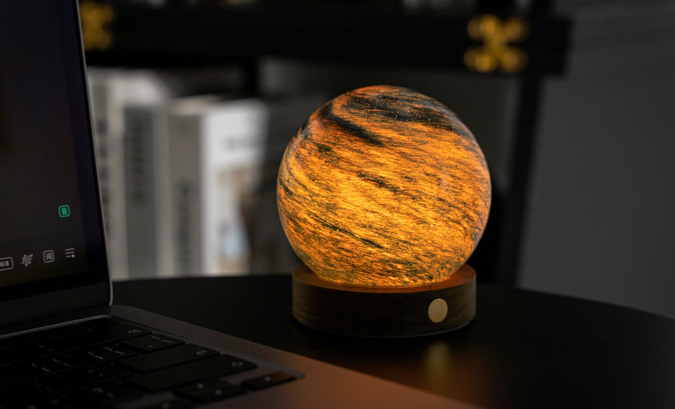 Gingko Design AstraGlass Light – LED bordlampe i håndmalet glas