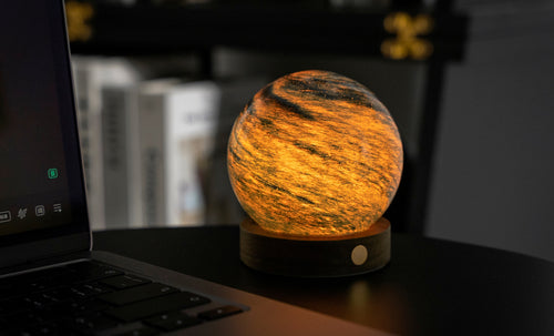 Gingko Design AstraGlass Light – LED bordlampe i håndmalet glas