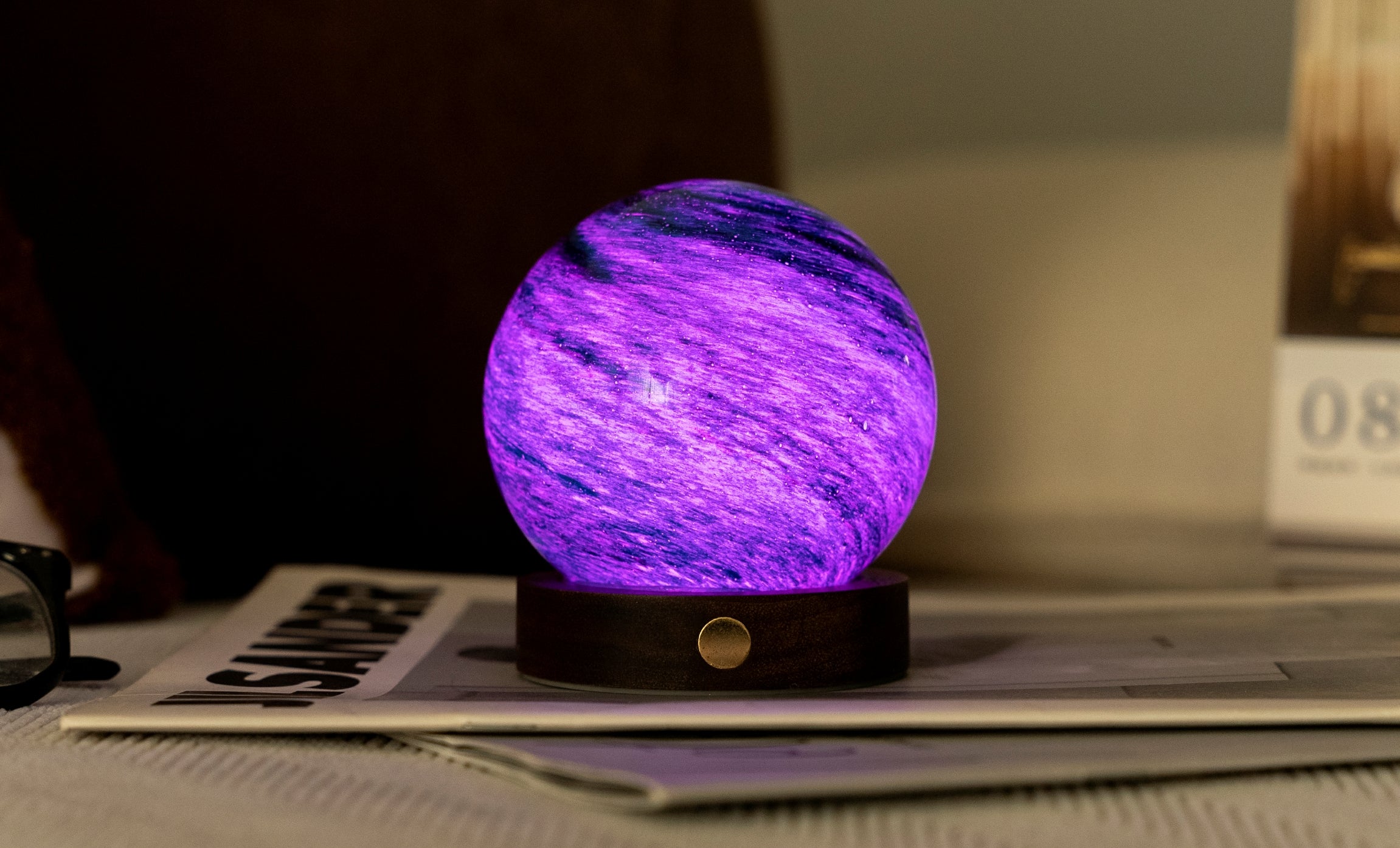Gingko Design AstraGlass Light – LED bordlampe i håndmalet glas