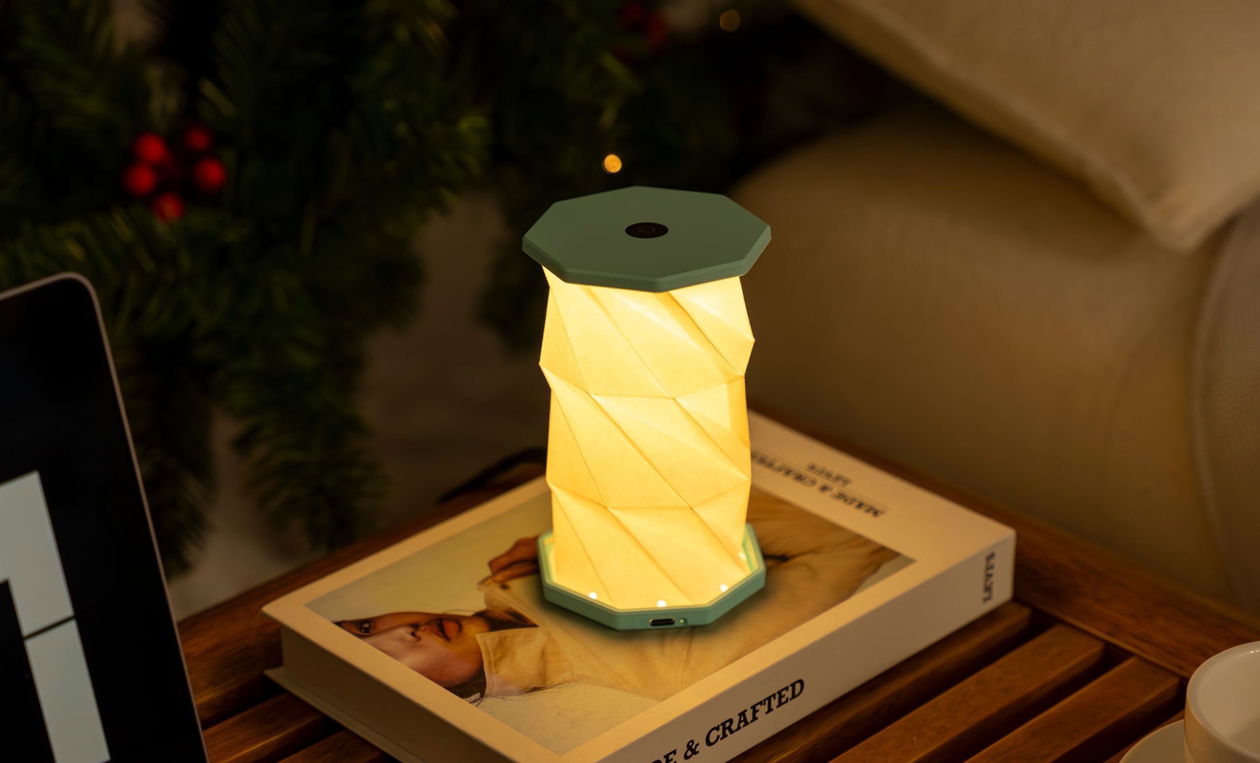 Mini Hexagon Twist Lamp – Elegant LED-design i massivt træ