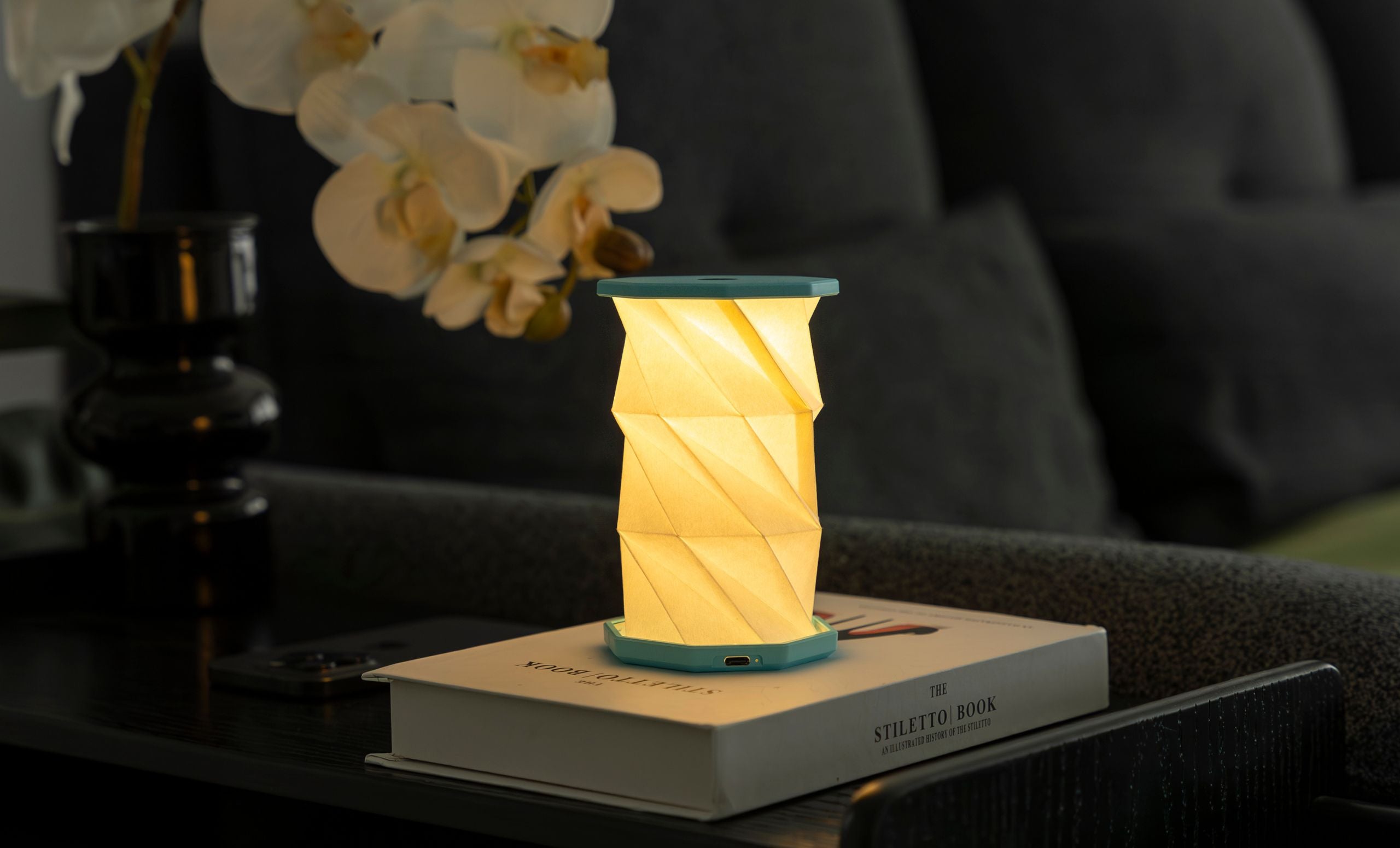 Mini Hexagon Twist Lamp – Elegant LED-design i massivt træ
