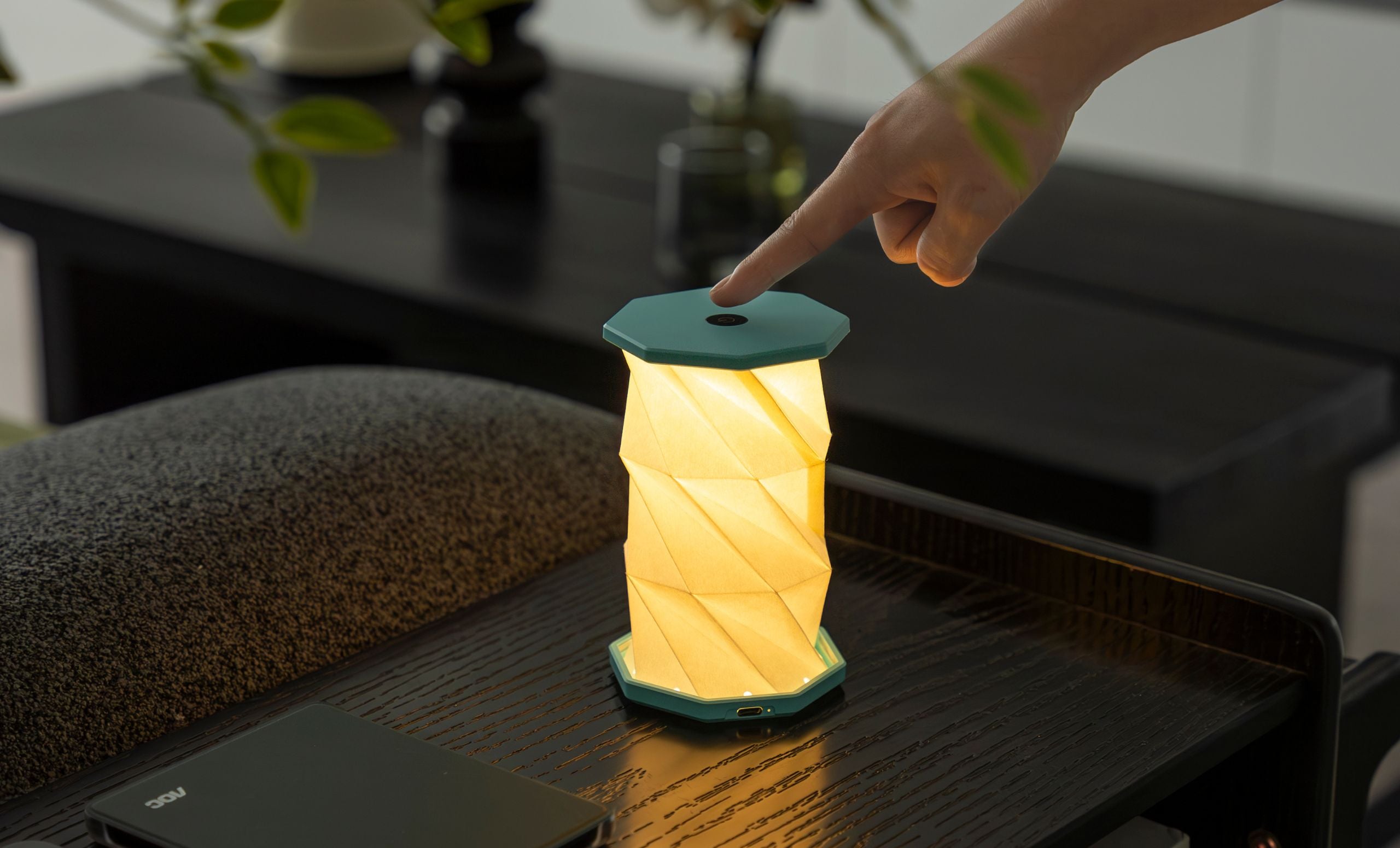 Mini Hexagon Twist Lamp – Elegant LED-design i massivt træ