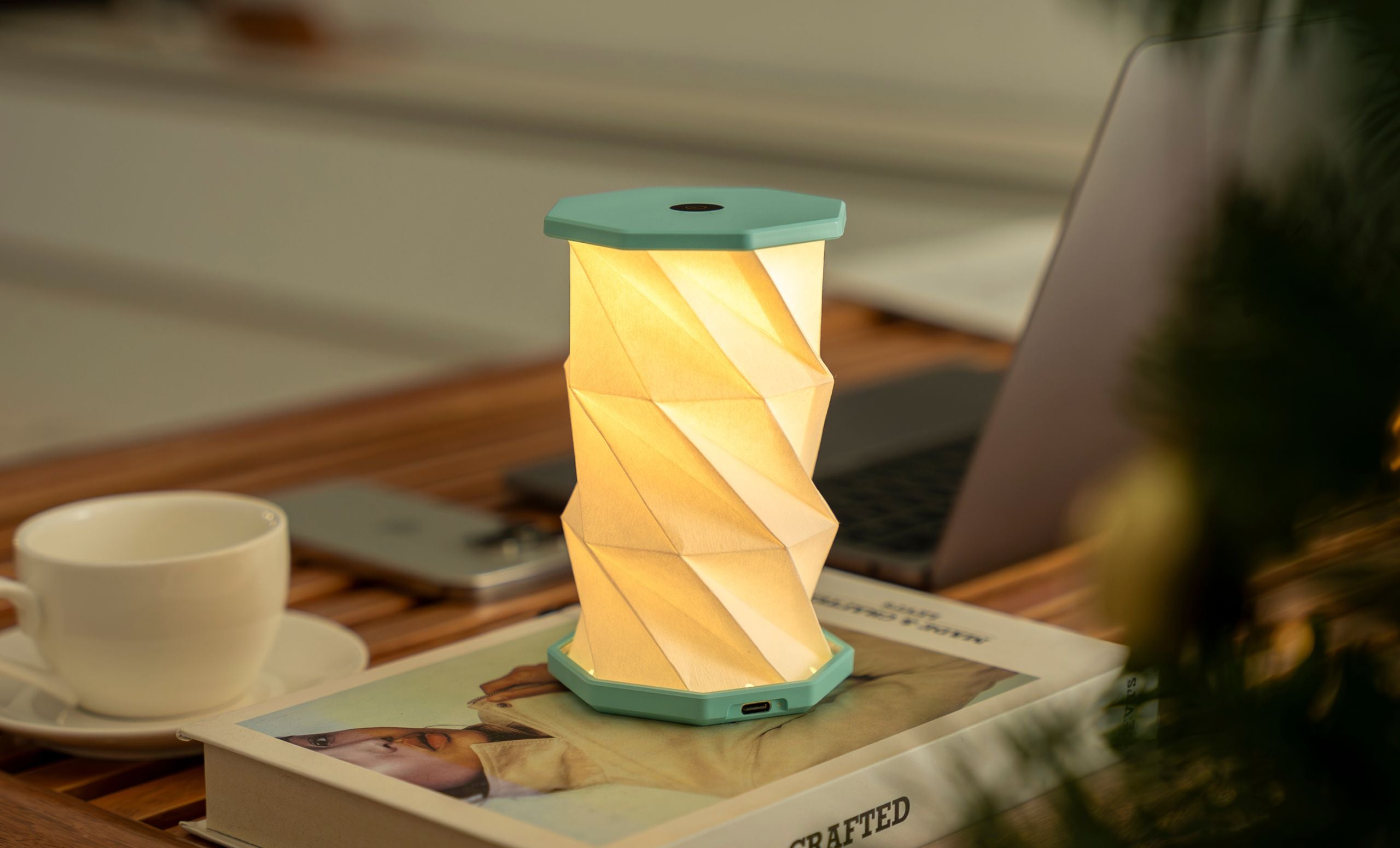 Mini Hexagon Twist Lamp – Elegant LED-design i massivt træ