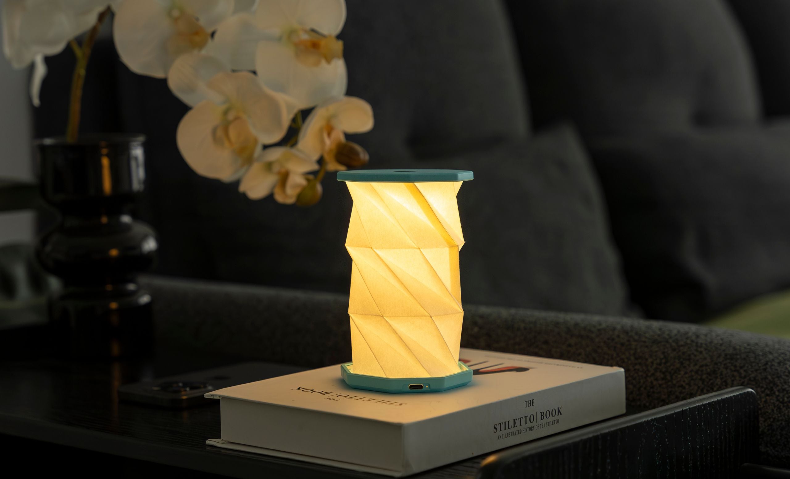 Mini Hexagon Twist Lamp – Elegant LED-design i massivt træ