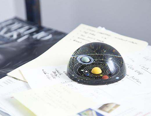 Sonnensystem Briefbeschwerer | dekorativer und funktionaler Schreibtischartikel