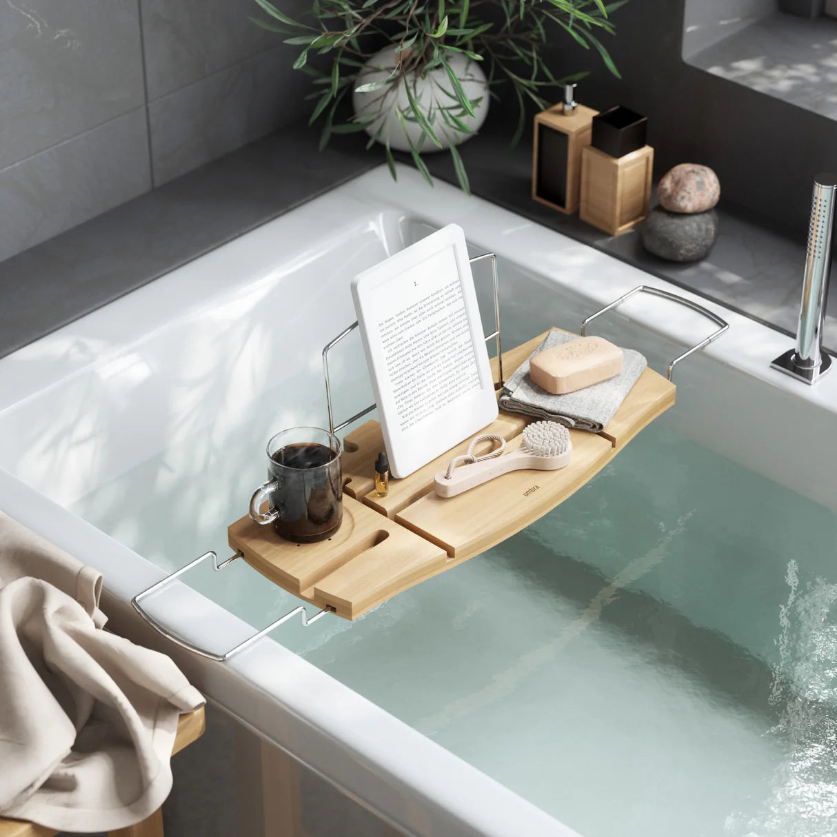 Umbra Aquala Badewannenablage aus Bambus – verstellbare und elegante Aufbewahrung für die Badewanne