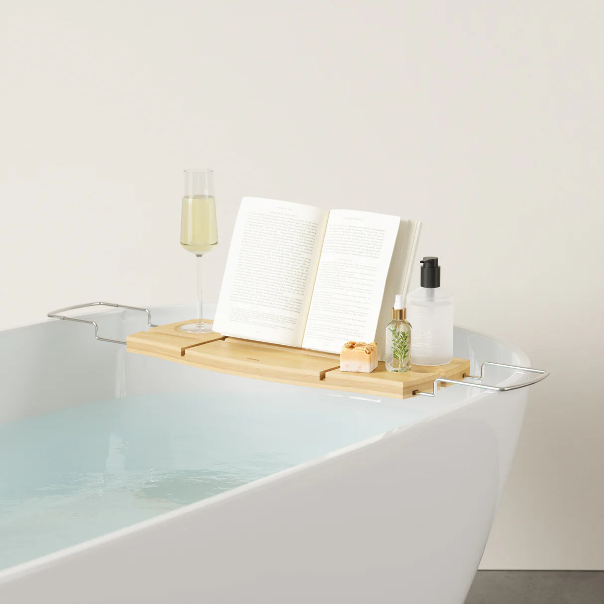 Umbra Aquala Badewannenablage aus Bambus – verstellbare und elegante Aufbewahrung für die Badewanne