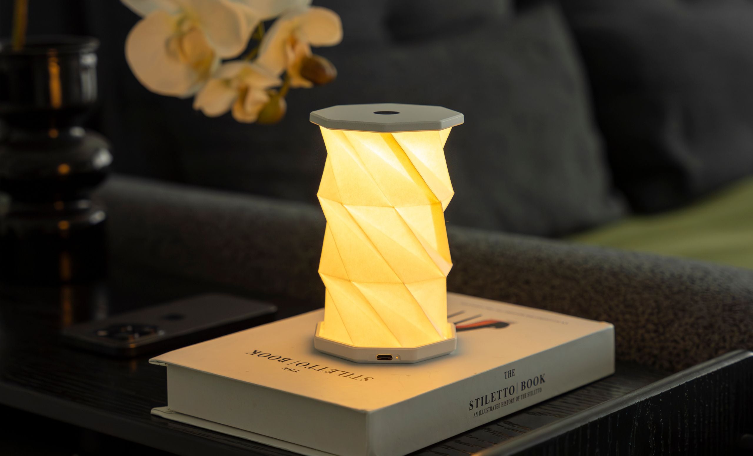 Mini Hexagon Twist Lamp – Elegant LED-design i massivt træ