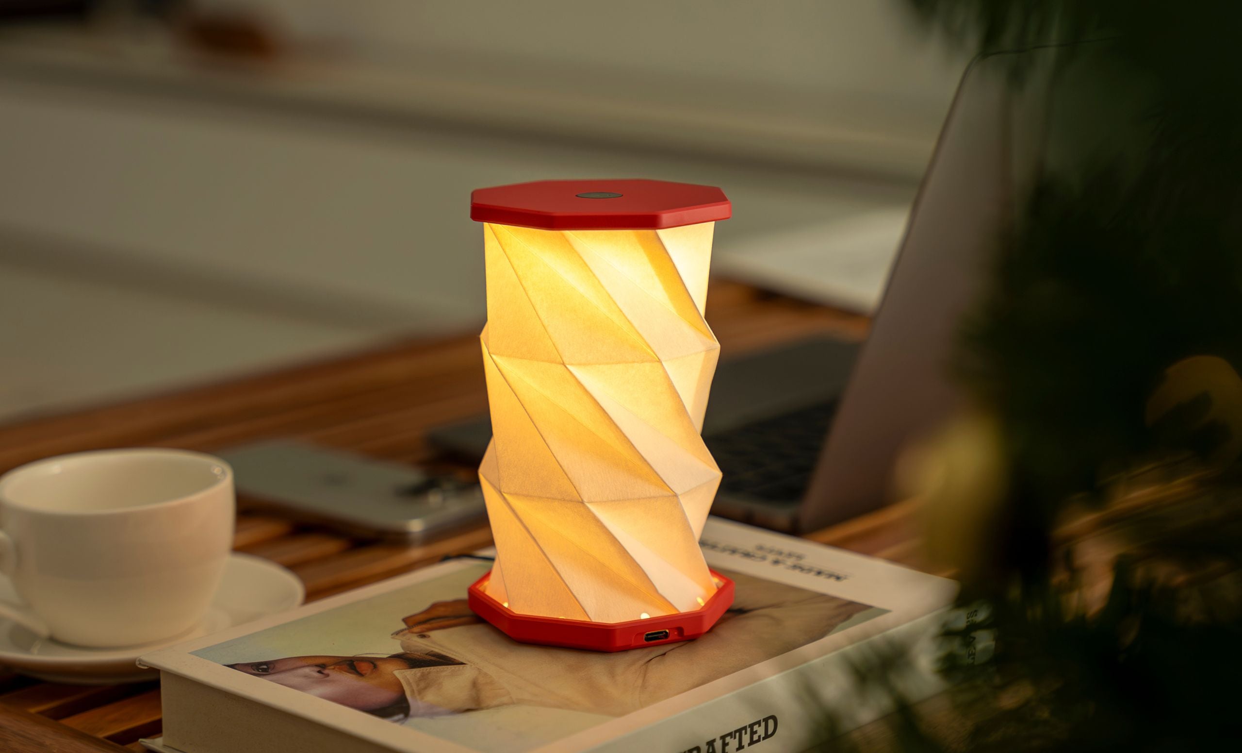Mini Hexagon Twist Lamp – Elegant LED Design in Solid Wood