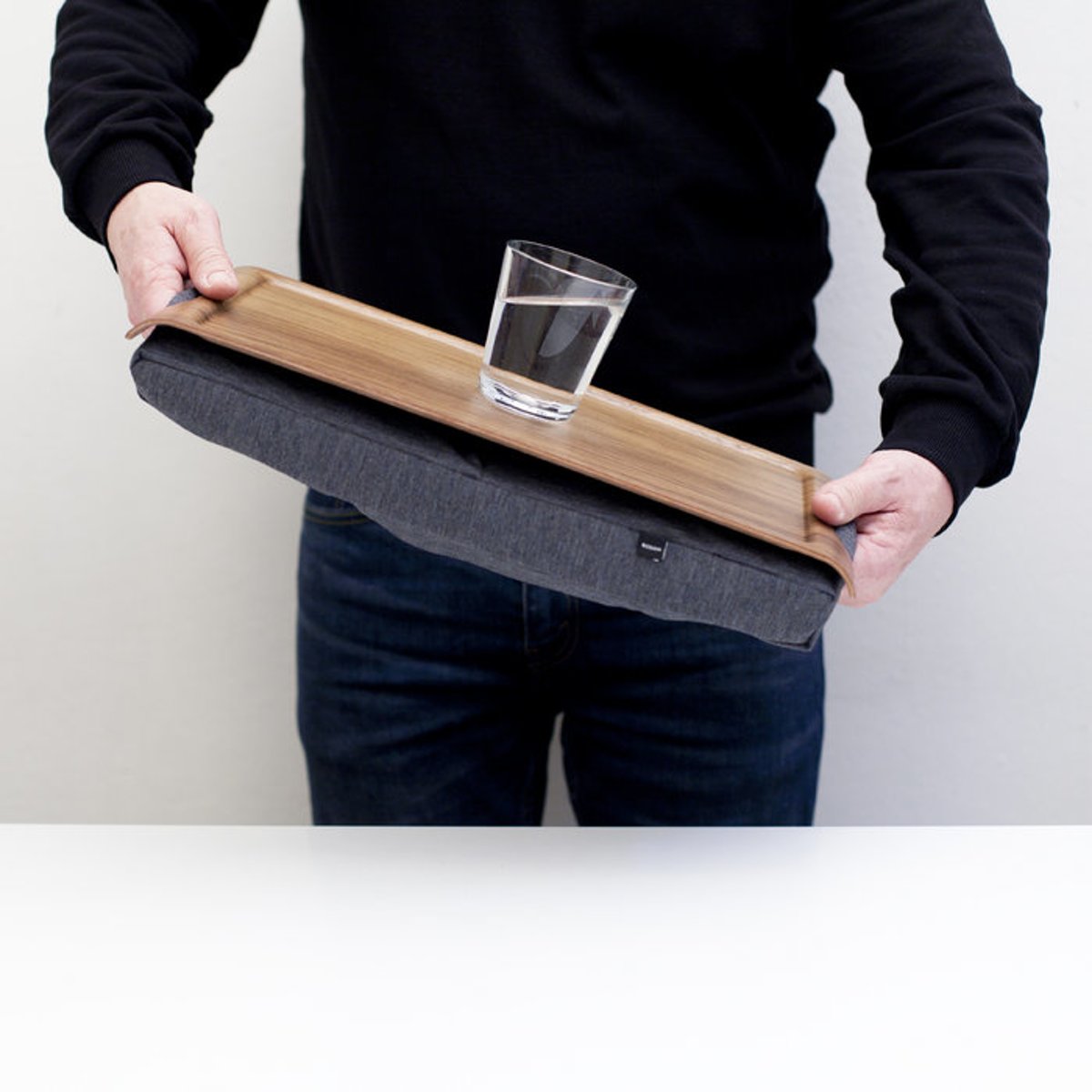 Laptray Mini - Skridsikker bakke i valnøddetræ med pude (salt/peber) - Lille