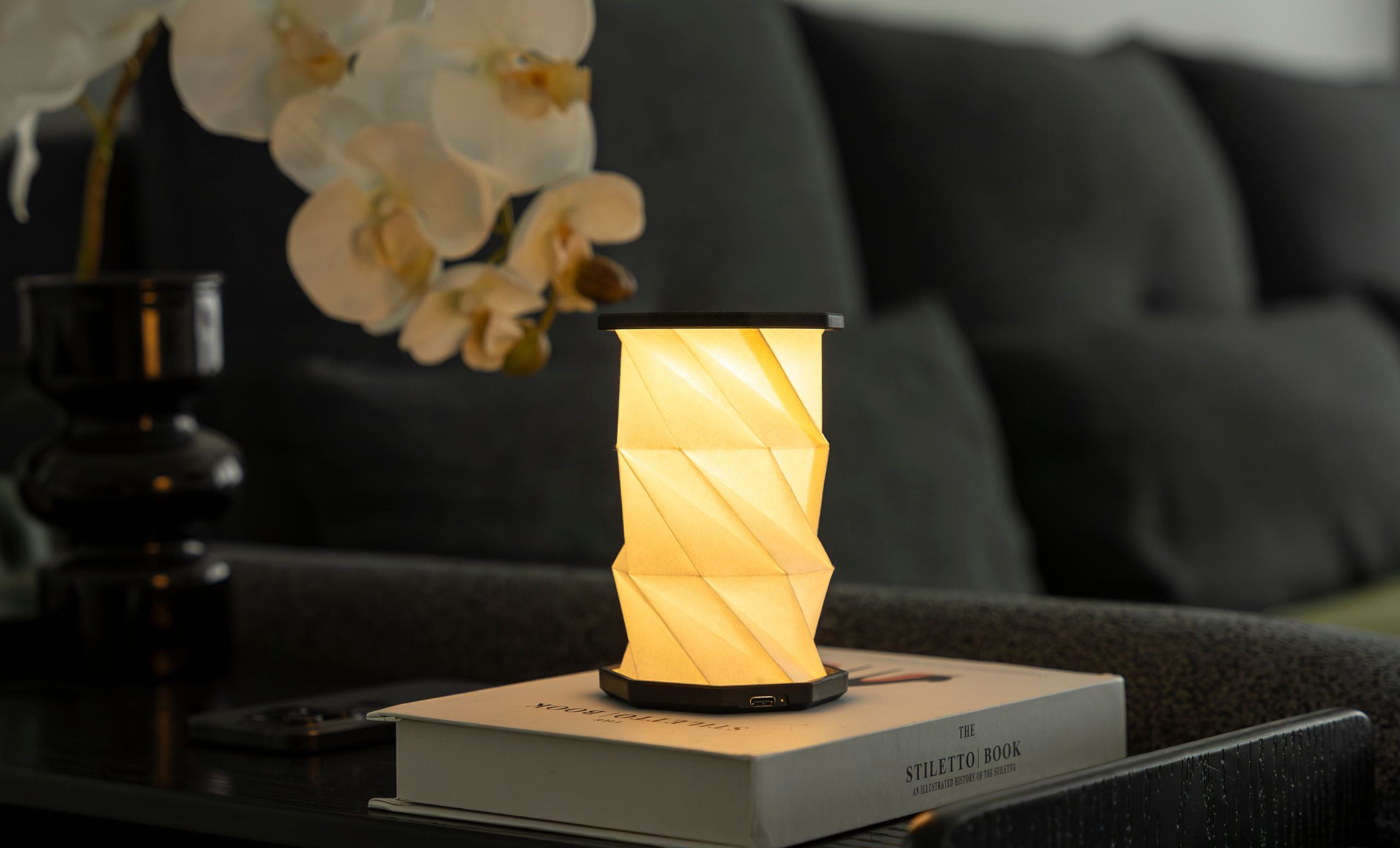 Mini Hexagon Twist Lamp – Elegant LED-design i massivt træ