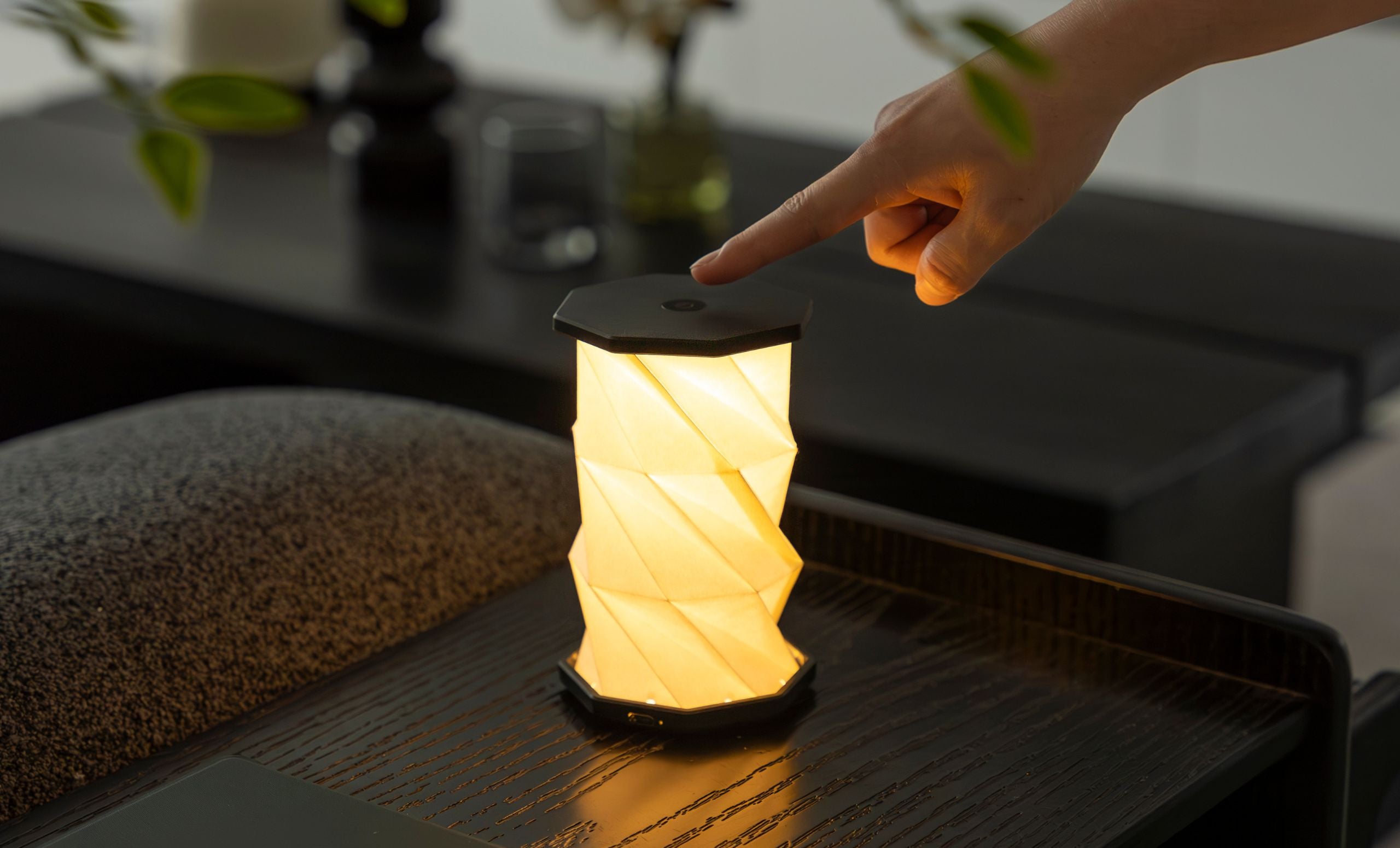 Mini Hexagon Twist Lamp – Elegant LED Design in Solid Wood