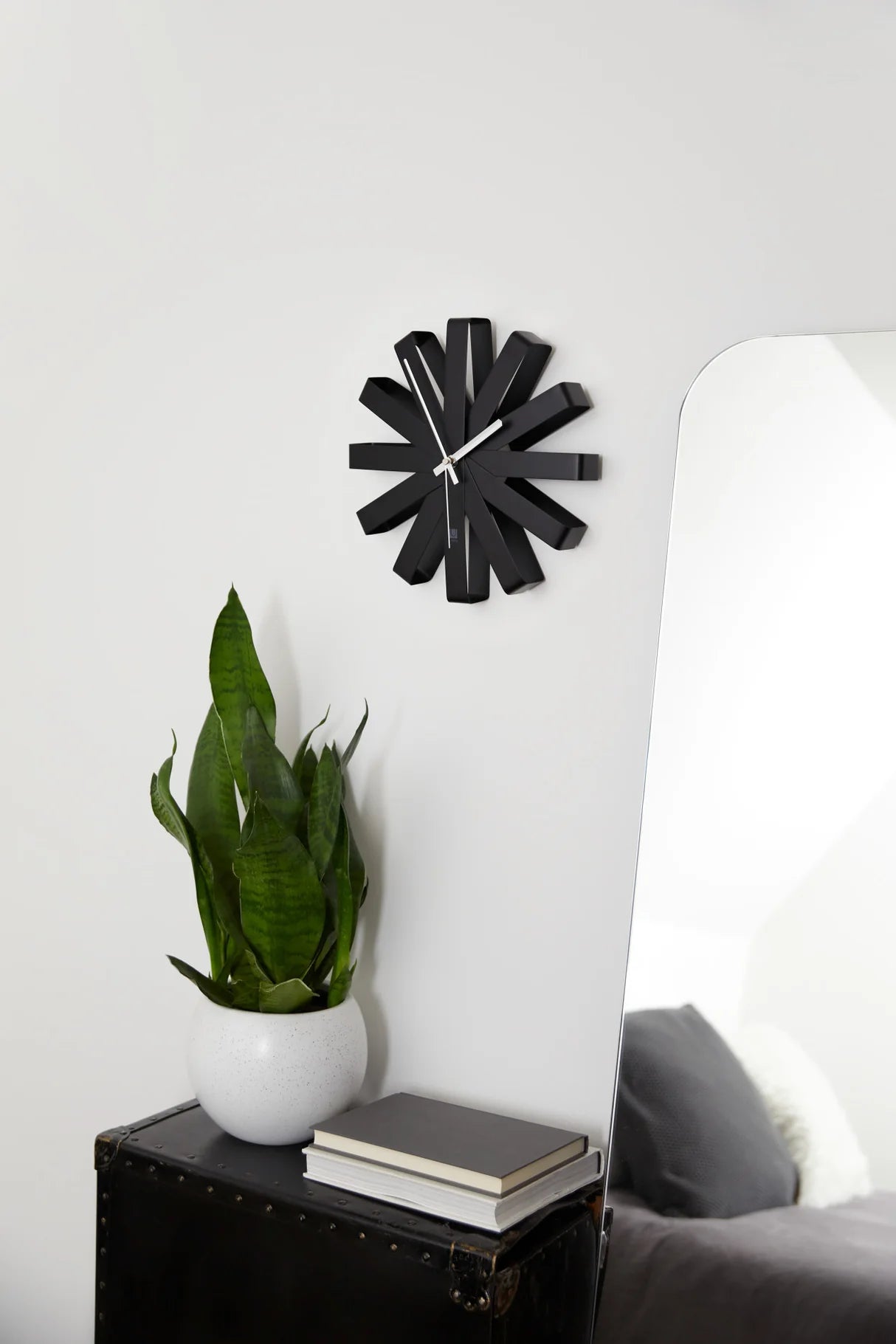 Umbra Ribbon Vægur – Moderne design med et twist