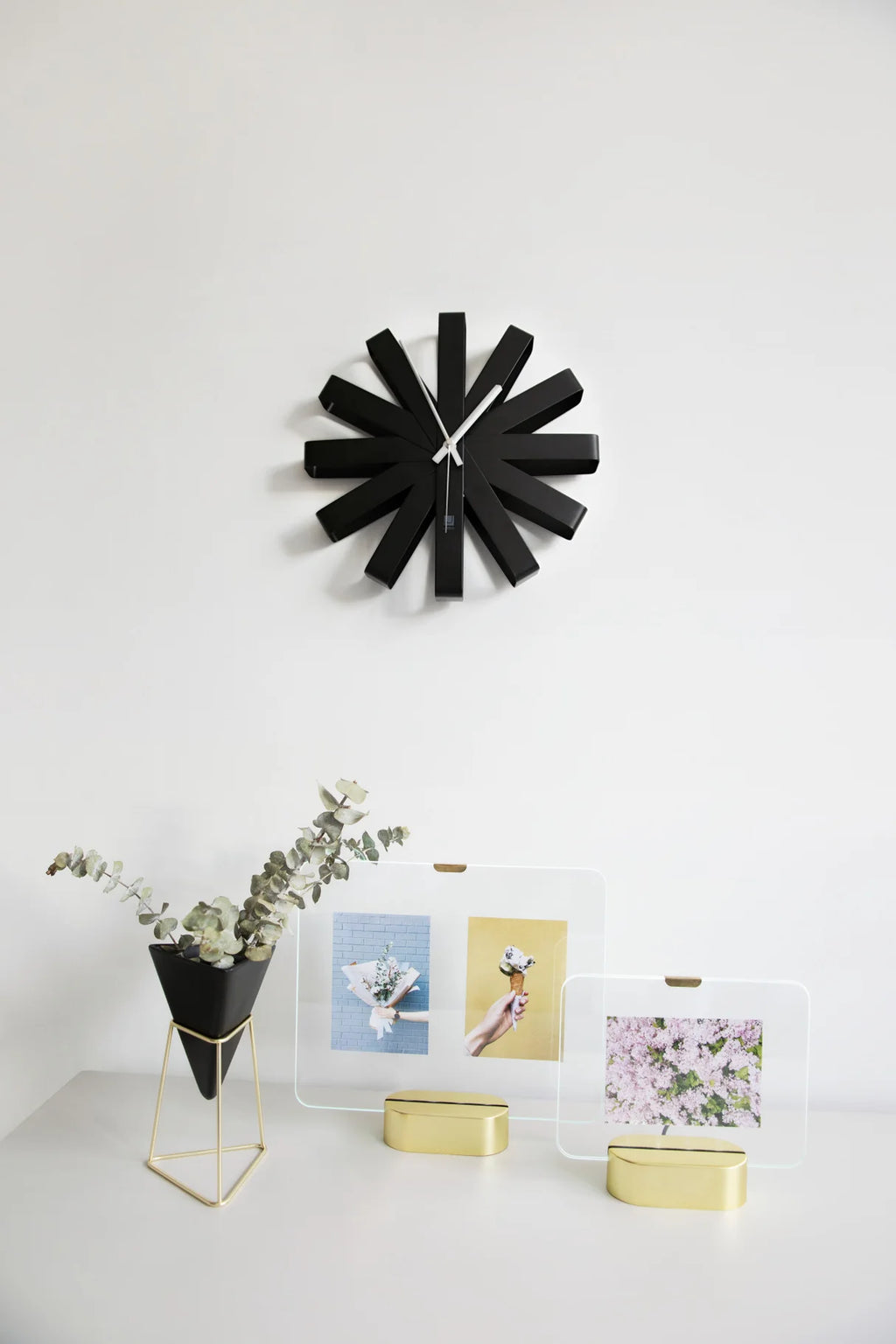 Umbra Ribbon Vægur – Moderne design med et twist
