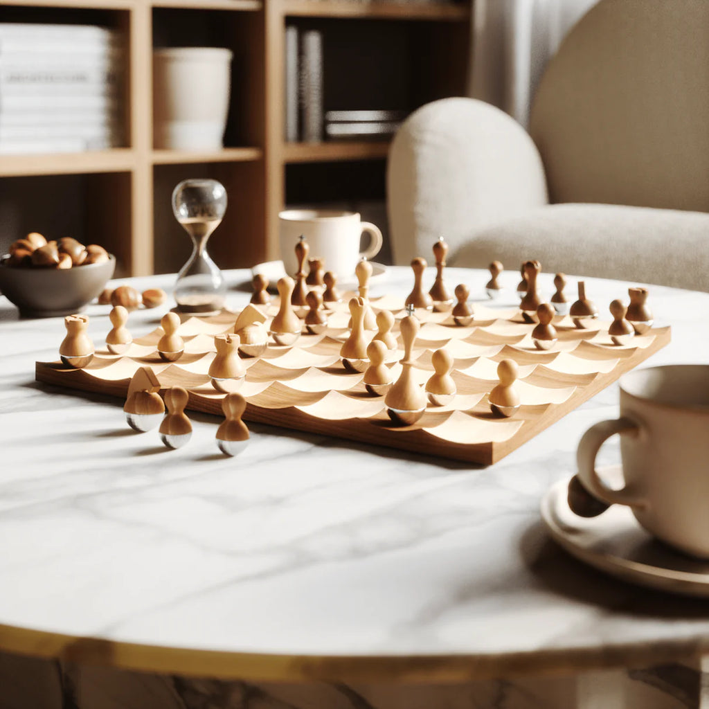 Umbra -  Wobble Chess Set – Skakspil med bevægelse og elegance