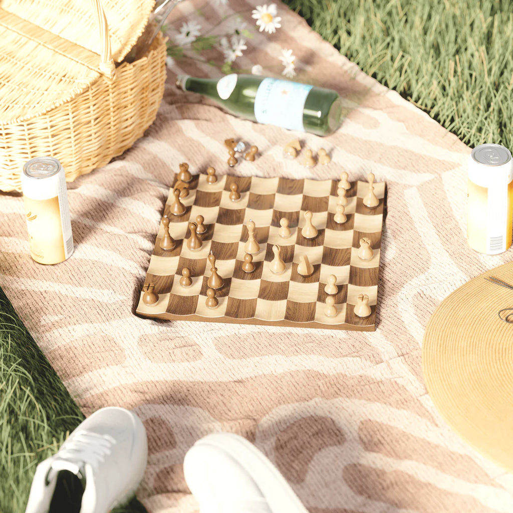 Umbra -  Wobble Chess Set – Skakspil med bevægelse og elegance