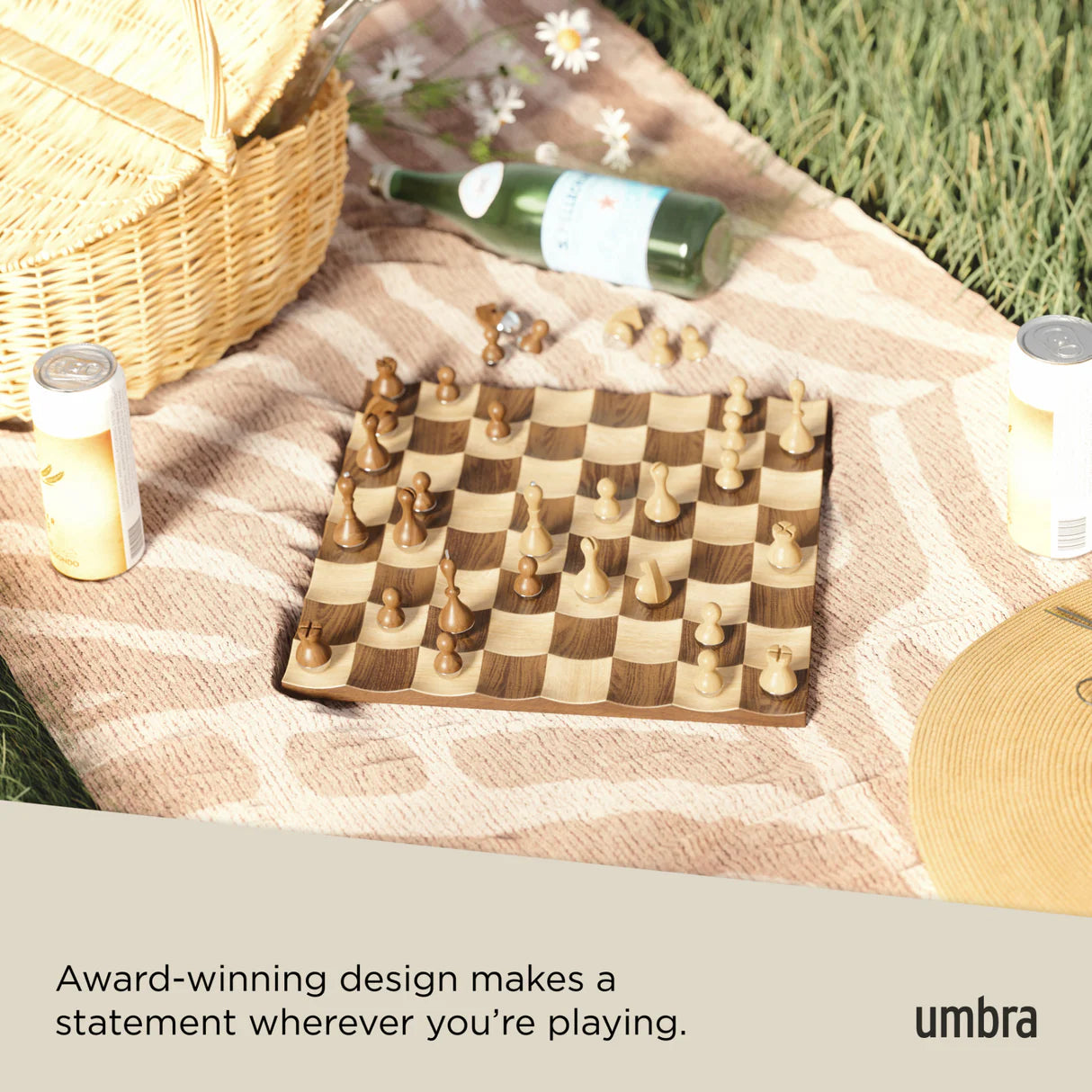 Umbra – Wobble Chess Set – Schachspiel mit Bewegung und Eleganz