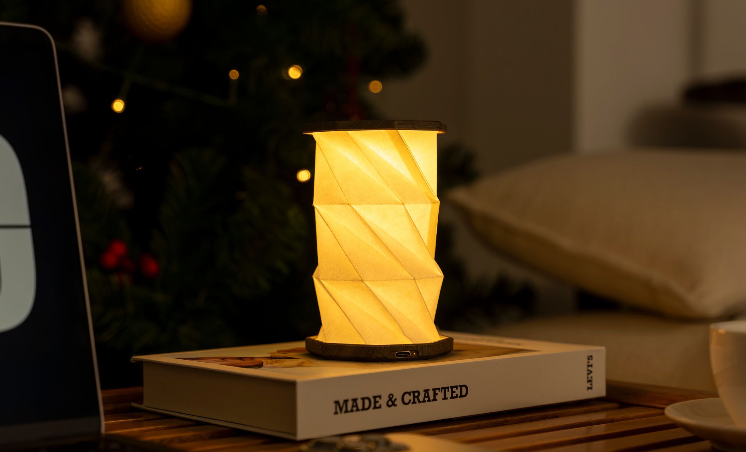Mini Hexagon Twist Lamp – Elegant LED Design in Solid Wood